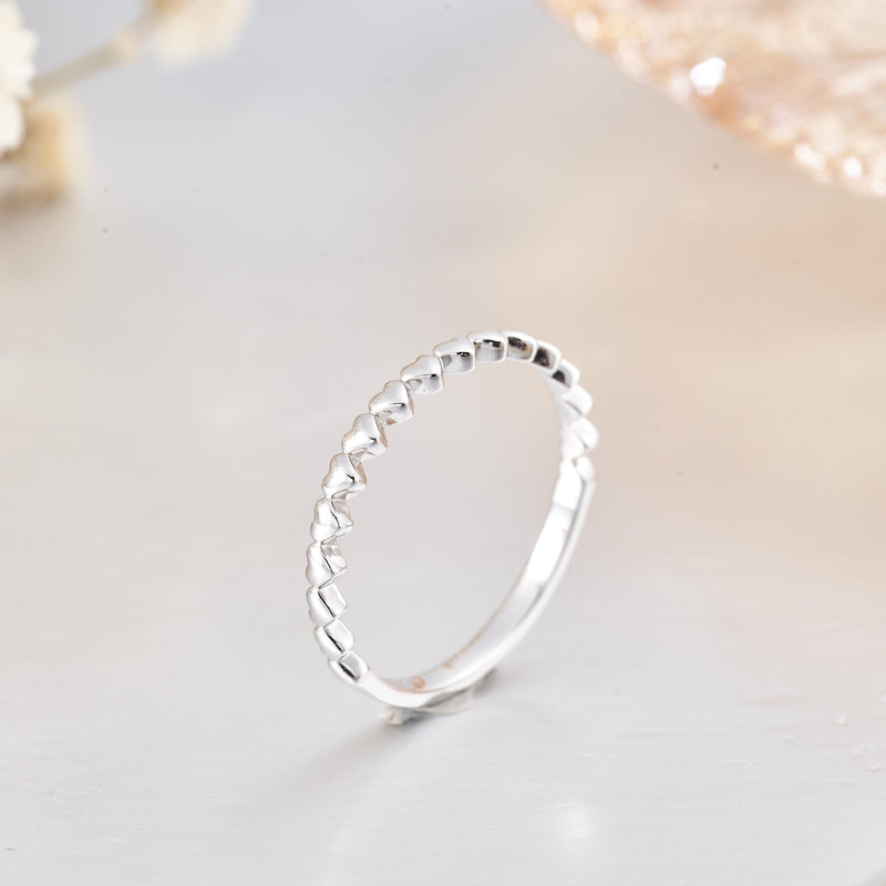 Anillo de eternidad apilable de plata esterlina en forma de corazón para mujer