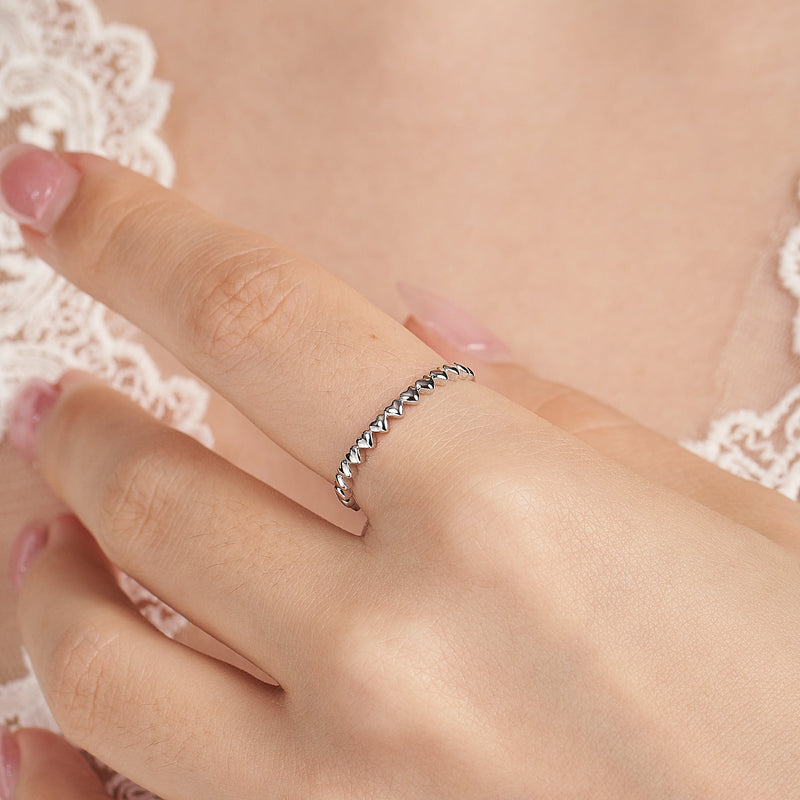 Anillo de eternidad apilable de plata esterlina en forma de corazón para mujer