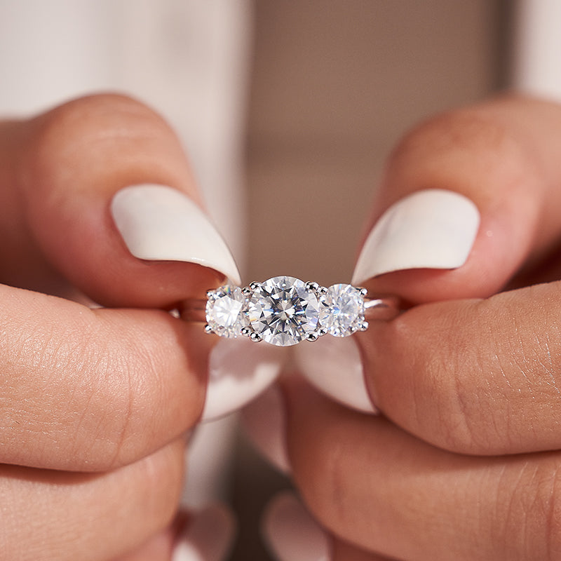 Anillo de compromiso de 3 piedras de moissanita de 2 quilates para mujer