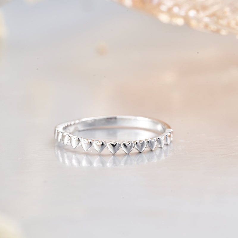 Anillo de eternidad apilable de plata esterlina en forma de corazón para mujer