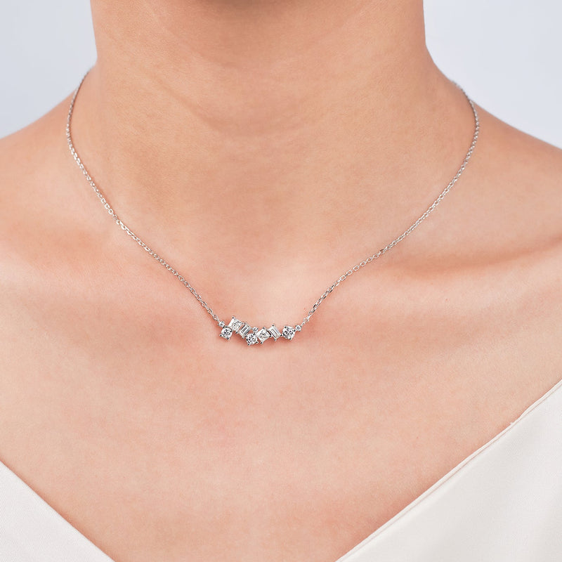 Collar con colgante de plata de ley con moissanita de talla esmeralda para mujer