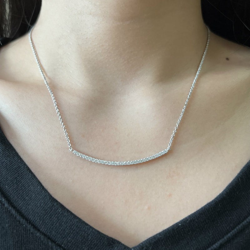 Collar con colgante de barra curva de moissanita en plata de ley de 0,45 quilates