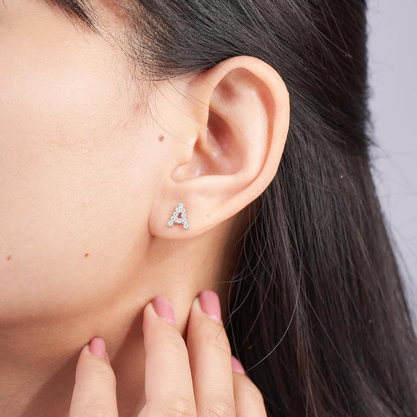 Pendientes con inicial de moissanita para mujer en plata